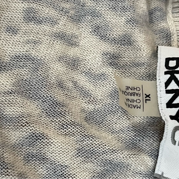 DKNYC animal print sweater top. Light grey background size XL - Picture 4 of 7